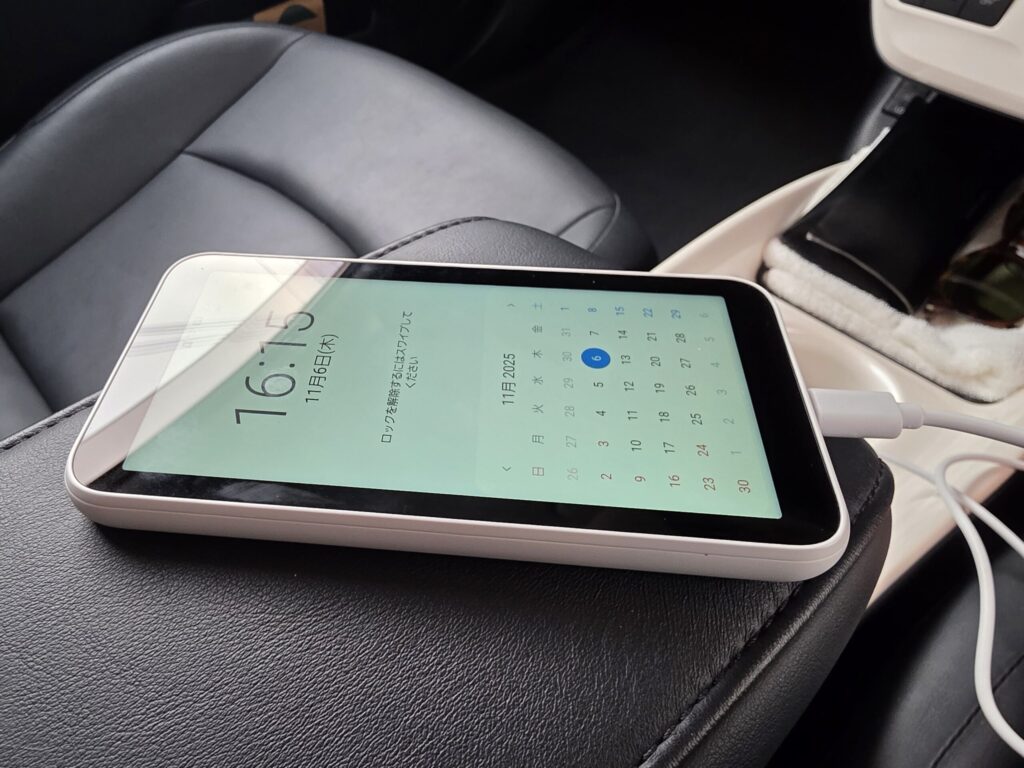 Galaxy 5G Mobile Wi-Fiを車内で利用する様子の画像