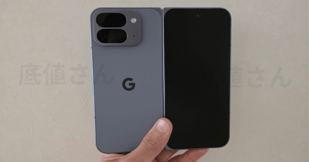 Pixel 10 Pro Fold を手に持った画像