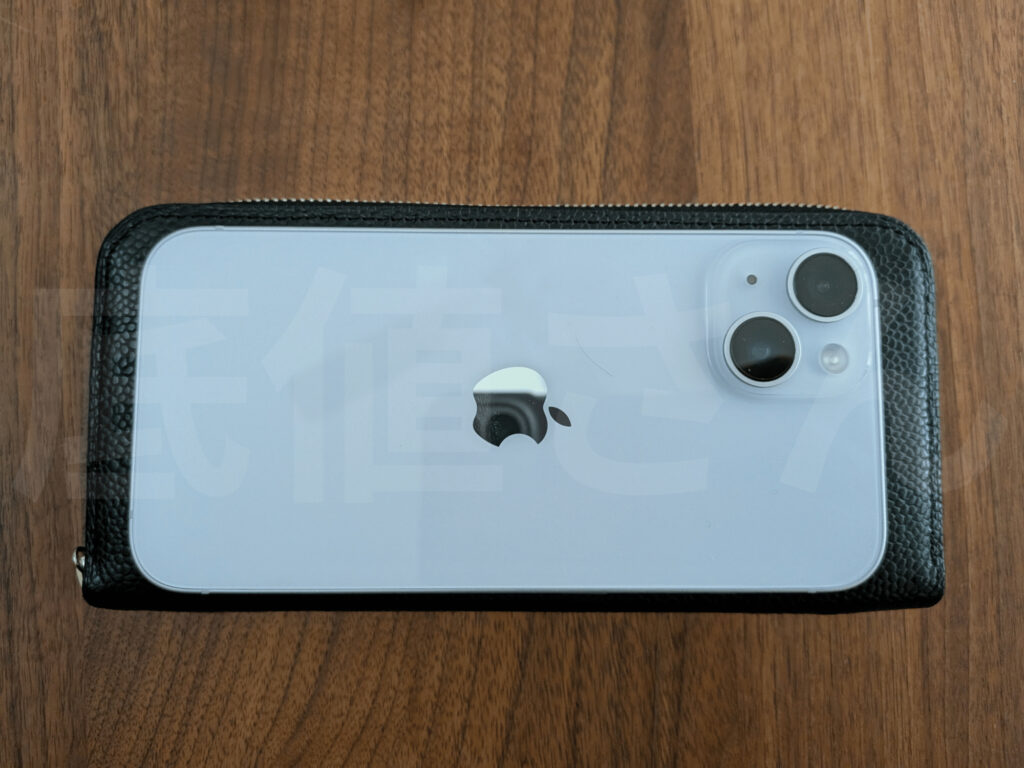 長財布の上にiPhone14を置いて大きさを表現する画像