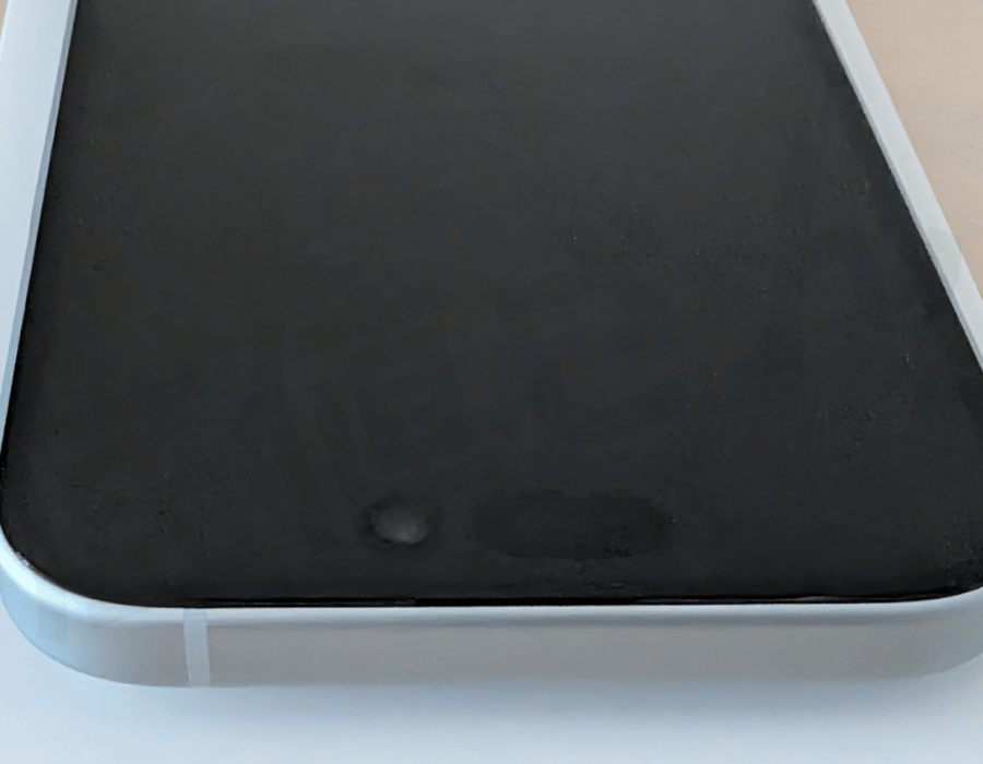 iphone15 Bランクの状態確認：画面上部と周辺画像のキズなしの様子