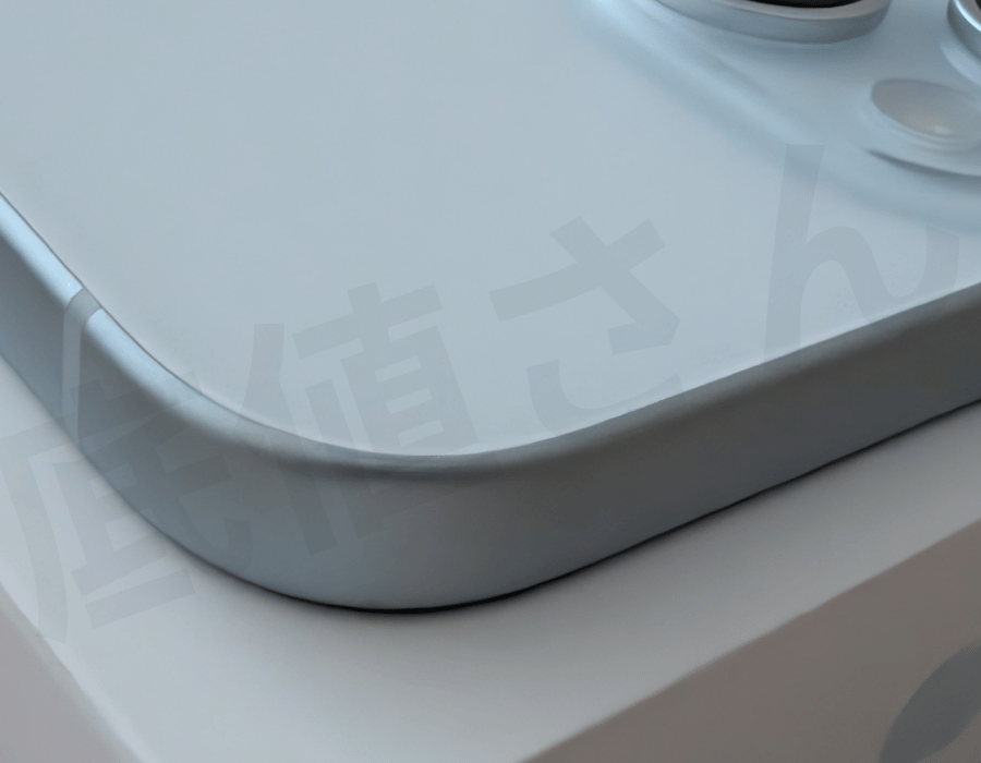 iphone15 Bランクの状態確認：背面と角周辺と周辺画像のキズなしの様子