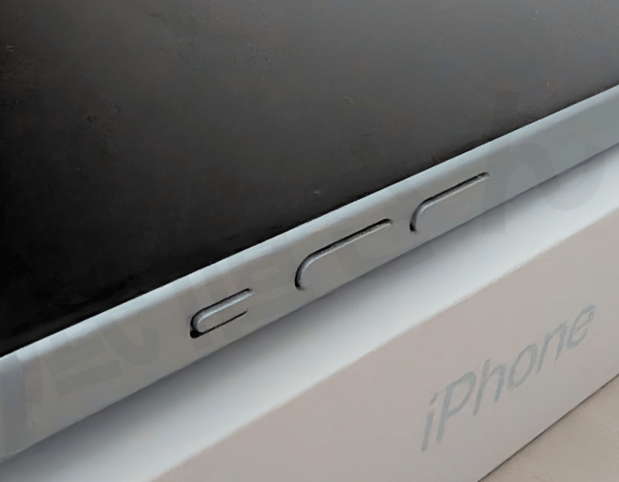 iphone15 Bランクの状態確認：ボタン周辺と画面周囲のキズなしの様子