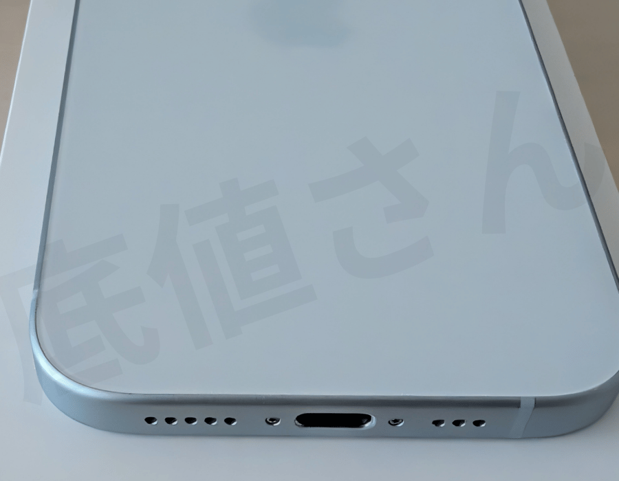 iphone15 Bランクの状態確認：充電口周辺と背面のキズなしの様子