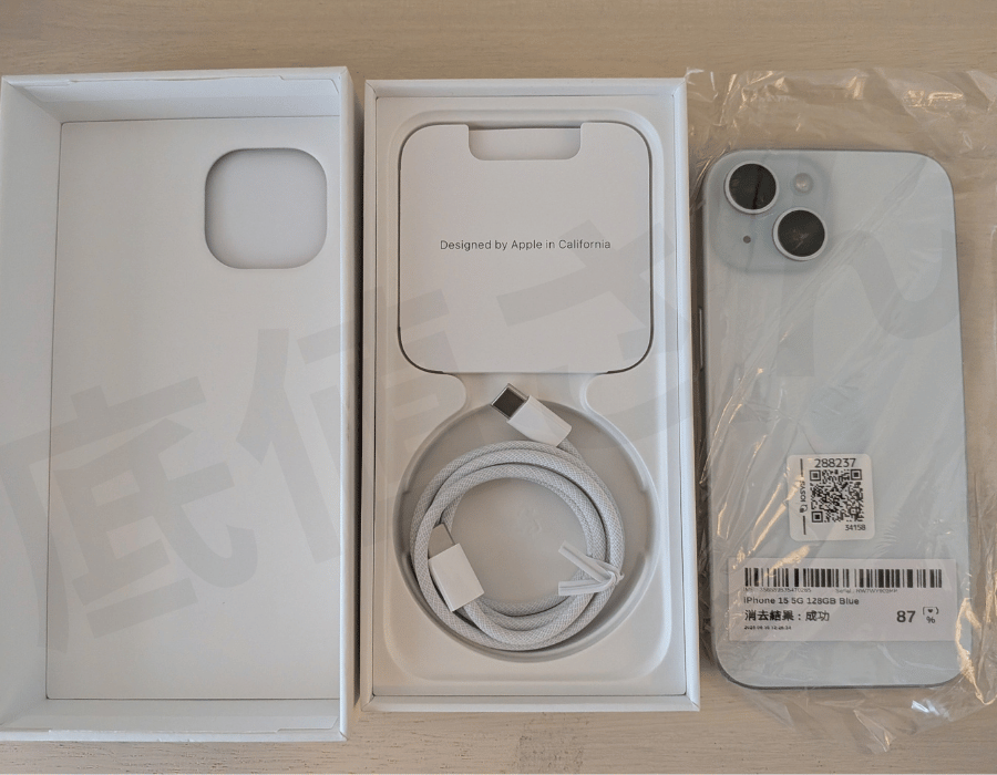 iphoneの箱をあけて本体と付属品の状態の様子